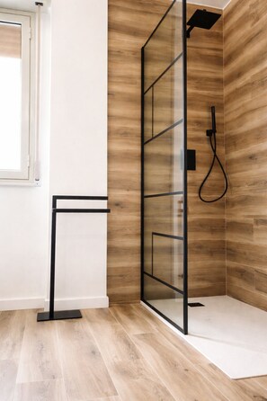 Quarto triplo luxo | Banheiro | Chuveiro, chuveiro com efeito de chuva, secador de cabelo 