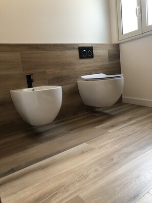 Deluxe Triple Room | Bathroom | Shower, rainfall showerhead, hair dryer, bathrobes - A Due Passi Dalla Scalinata Rooms  (Caltagirone)