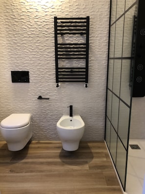 Chambre Double Classique | Salle de bain | Douche, douche à « effet pluie », sèche-cheveux, peignoirs