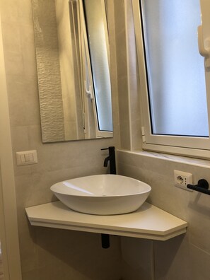 Chambre Double Classique | Salle de bain | Douche, douche à « effet pluie », sèche-cheveux, peignoirs