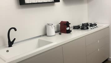 Mini réfrigérateur, plaque de cuisson, machine à expresso