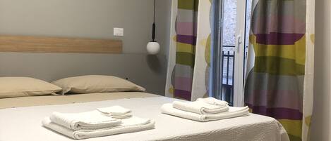 Chambre Triple Deluxe | Couette en duvet d'oie, matelas mémoire de forme, bureau