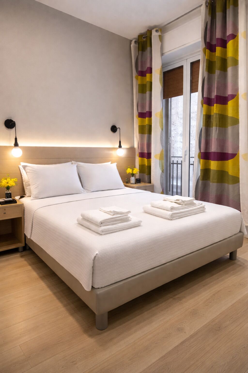 Deluxe driepersoonskamer | Donzen dekbedden, bedden met traagschuimmatras, een bureau