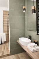 华丽三人房 | 浴室 | 淋浴设施、大花洒淋浴喷头、吹风机、浴袍