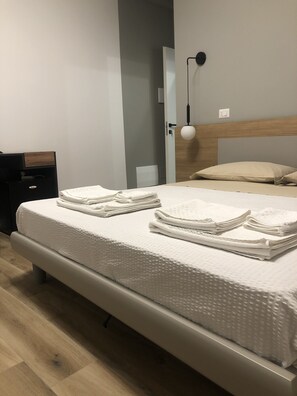 Deluxe Triple Room | Down comforters, memory foam beds, desk, soundproofing - A Due Passi Dalla Scalinata Rooms  (Caltagirone)