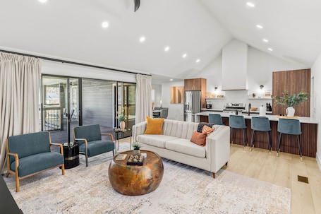 Smart TV. Luxury Home by Downtown & Steps Away from Trails