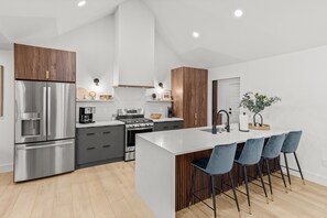 Frigorifero, microonde, forno, piano cottura