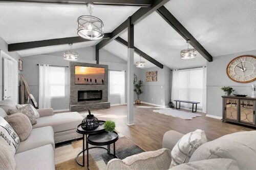 Modern Farmhouse 4 Bedroom Home Away From Home