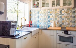 Kühlschrank, Mikrowelle, Herdplatte, Geschirrspüler