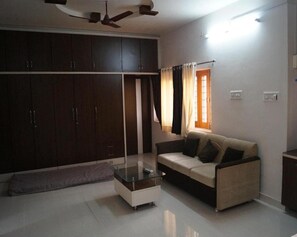 House | 7 bedrooms, iron/ironing board, free WiFi, bed sheets
