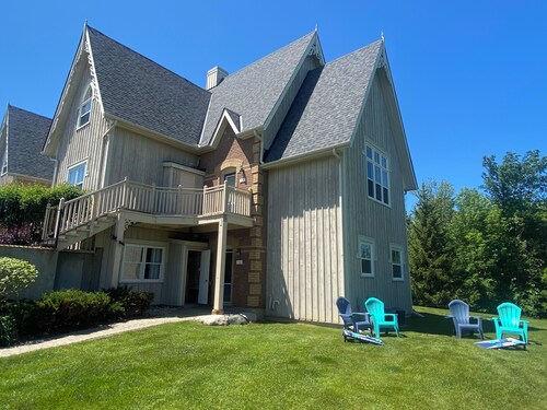 Hidden Gem! Amazing end unit town home 