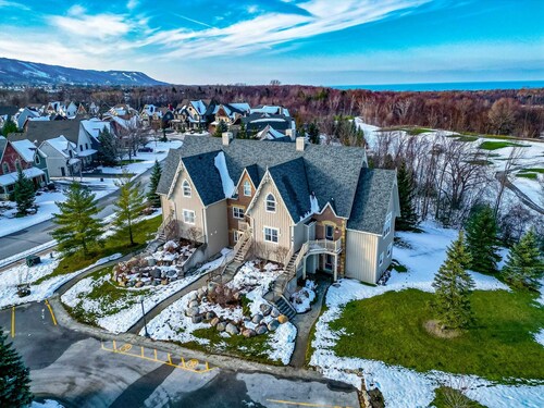 Hidden Gem! Amazing end unit town home 