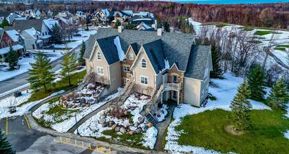 Hidden Gem! Amazing end unit town home