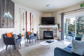 Smart TV, fireplace, books - Hidden Gem! Amazing end unit town home  (124)