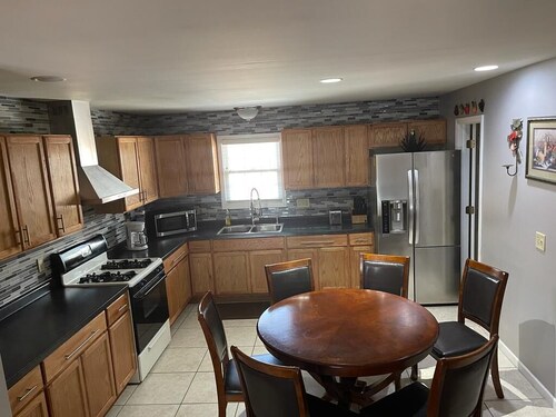 House to rent / rest. 25 min away from chicago!