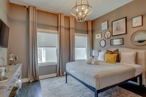 4 bedrooms, desk, iron/ironing board, travel cot - Modern Townhome with Gorgeous Patio Space (Nashville)