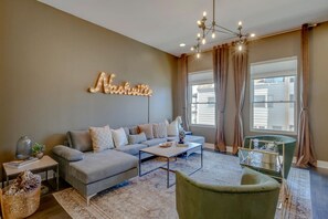 TV, ping pong - Modern Townhome with Gorgeous Patio Space (Nashville)
