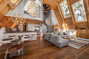 Smart TV, chimenea, libros