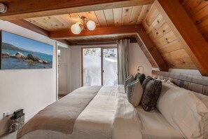 1 dormitorio, escritorio, tabla de planchar con plancha y cuna de viaje