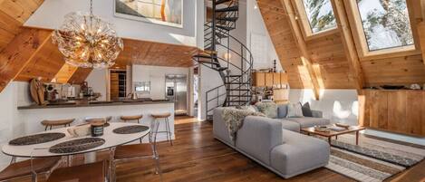 Smart TV, chimenea y libros