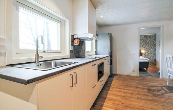 Kühlschrank, Mikrowelle, Herdplatte, Wasserkocher mit Kaffee-/Teezubehör