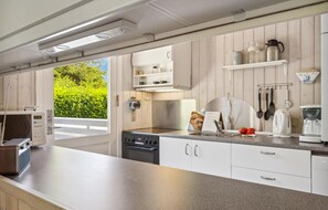 Fridge, stovetop, dishwasher, coffee/tea maker - Cozy home in Ulfborg with WiFi (Ulfborg)