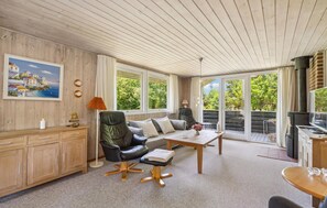 TV, fireplace - Cozy home in Ulfborg with WiFi (Ulfborg)