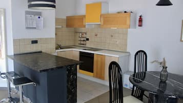 Fridge, stovetop, dishwasher, coffee/tea maker