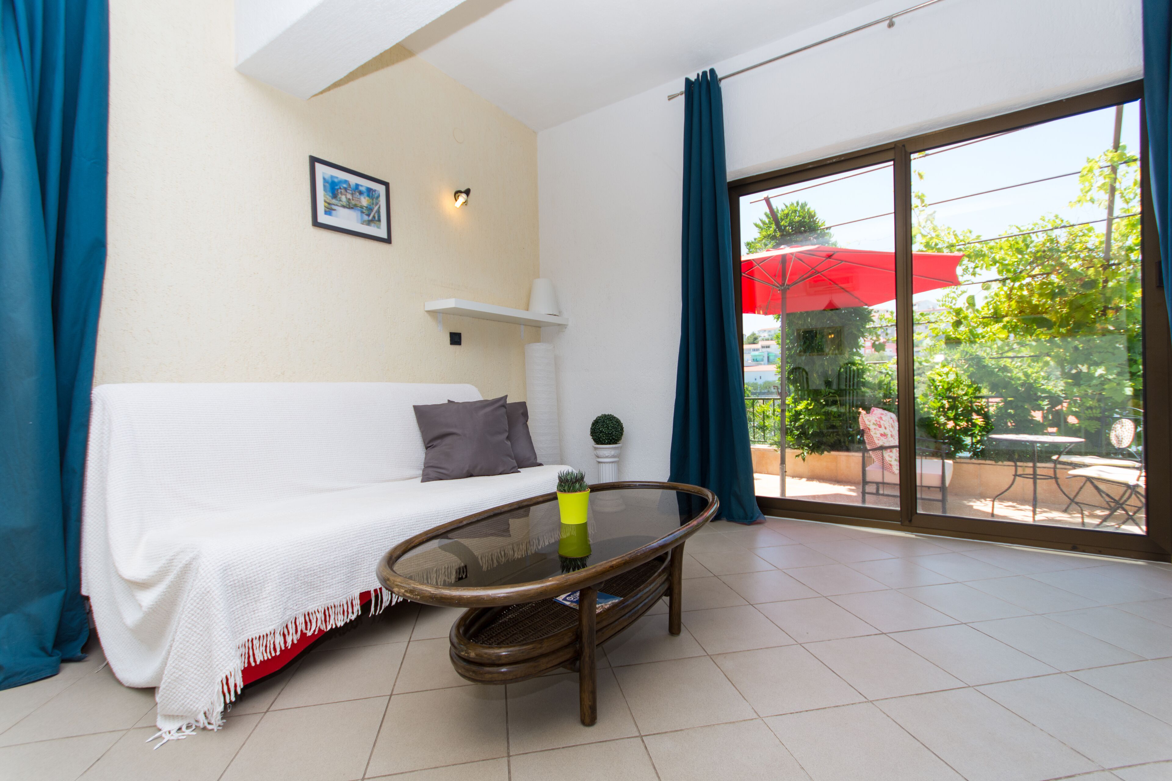 Smart TV, libros y estéreo 