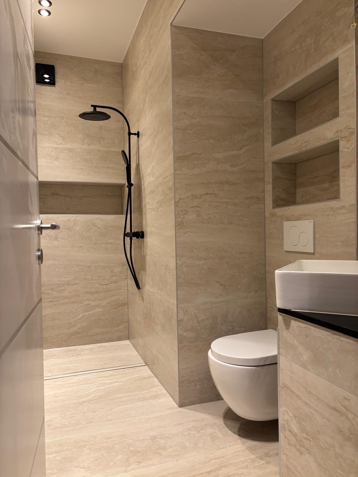 淋浴设施、吹风机、毛巾、肥皂