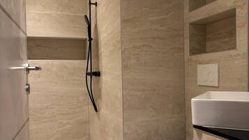 Douche, sĂšche-cheveux, serviettes fournies, savon