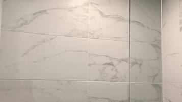 Douche, serviettes fournies, savon, shampoing