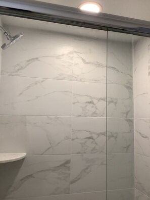 Chuveiro, toalhas de banho, sabonete, shampoo