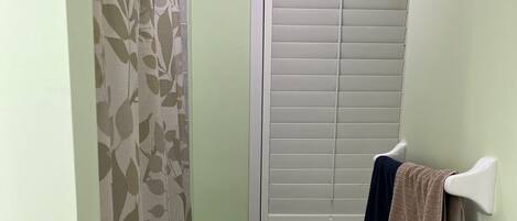 Shower, jetted tub, hair dryer, towels