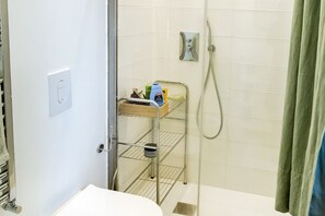 Douche, bidet, serviettes fournies