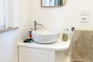 Shower, bidet, towels - S279 - Sirolo, tastefully furnished two-room apartment (Sirolo)