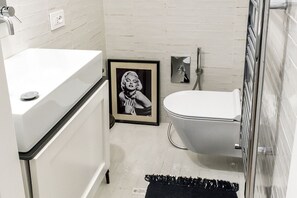 Dusche, Bidet, Handtücher