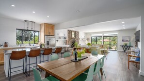 Fridge, microwave, oven, stovetop - Experience Limerick Lane Cellars at our Vineyard Farmstay Retreat in Healdsburg (Healdsburg)