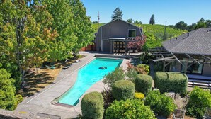 Une propriété résidentielle dotée d’une piscine, d’un patio couvert et d’un garage.