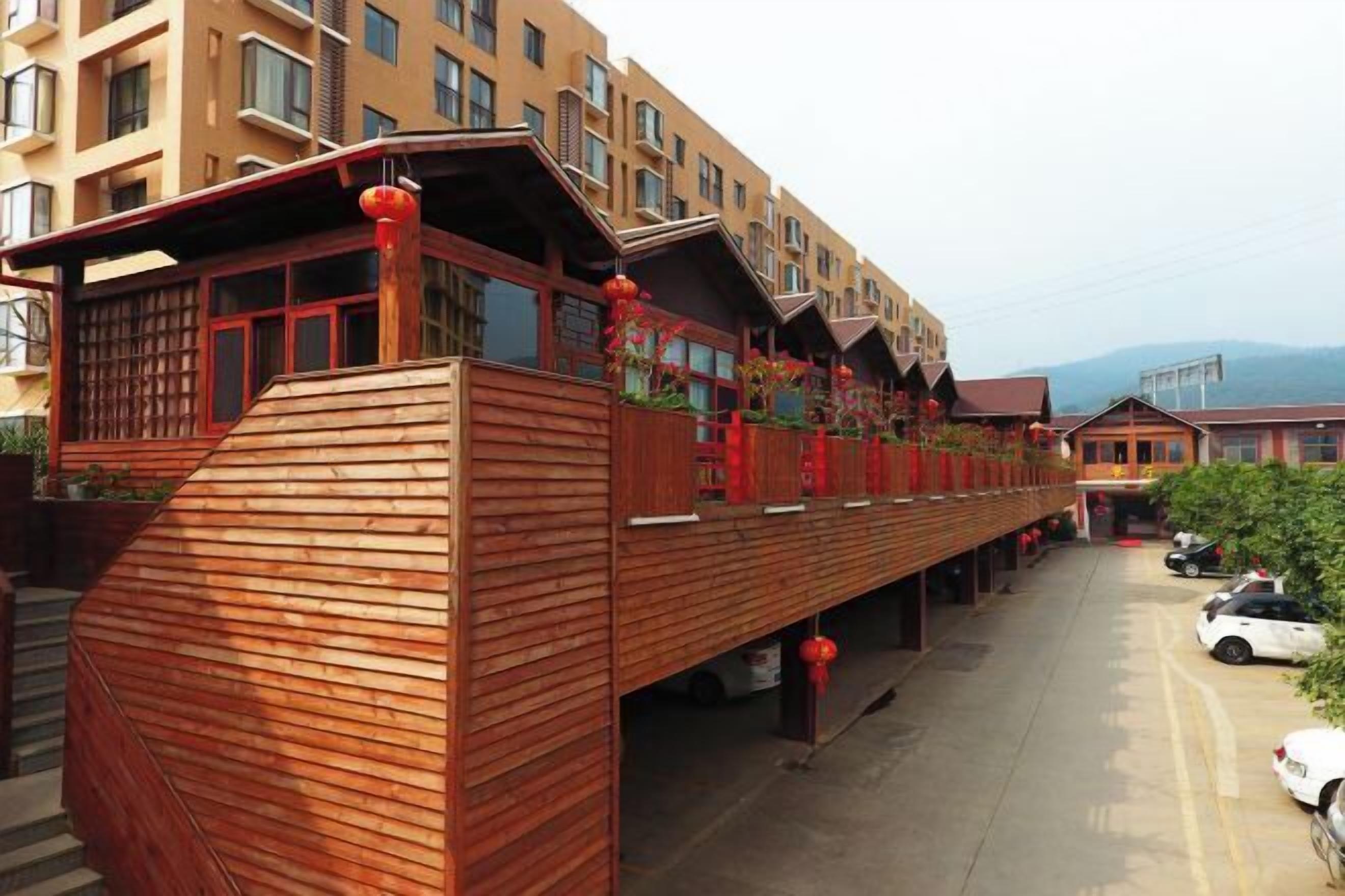 Un edificio moderno con fachada de madera y balcones.