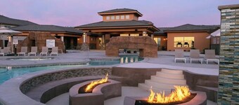 Zion Village Getaway - Pickleball & Pool & Hot Tub l Family Friendly l Sleeps 12