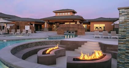 Zion Village Getaway - Pickleball & Pool & Hot Tub l Family Friendly l Sleeps 12