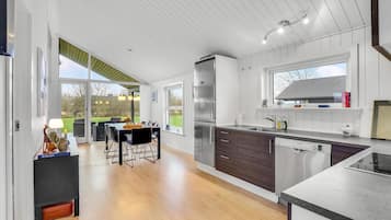 Coffee/tea maker, fridge, oven, stovetop