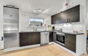 ثلاجة، فرن، موقد طهي مسطح، غسالة أطباق