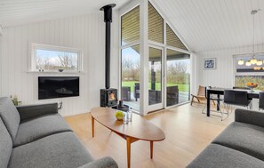Smart TV, fireplace
