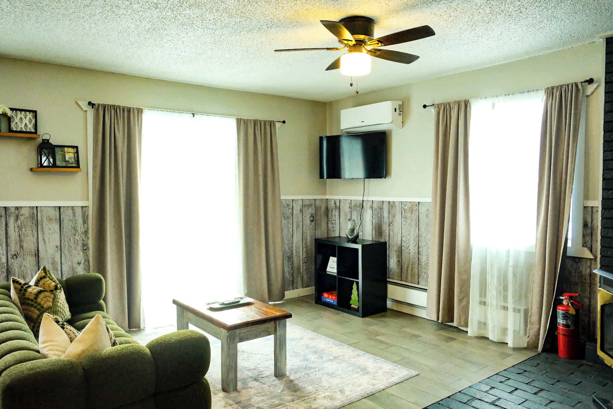 Televisie, een open haard, tafelvoetbal en een kantoor