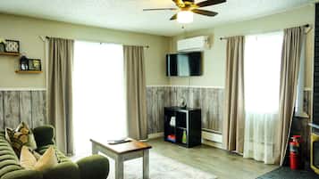 Televisie, een open haard, tafelvoetbal en een kantoor