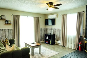 TV, fireplace, foosball, offices - Cozy Mountain View Condo at Powderhorn Mountain (Ironwood Township)