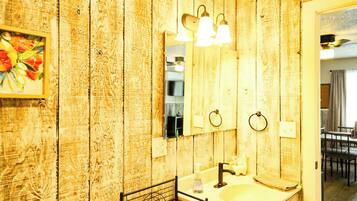 Bruser, hårtørrer, håndklæder