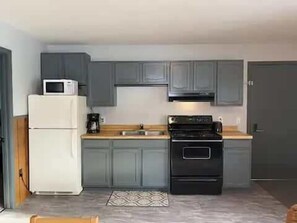 Kjøleskap, mikrobølgeovn, ovn og kokeplater